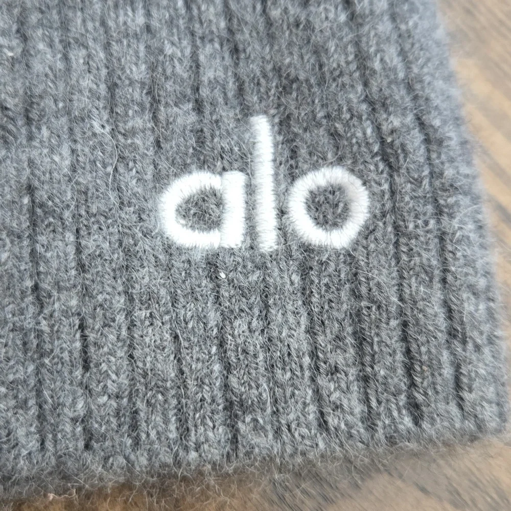 Alo Yoga Cashmere Ribbed Staycation Short NWOT in cozy grey heather sz SMALL - Picture 3 of 4